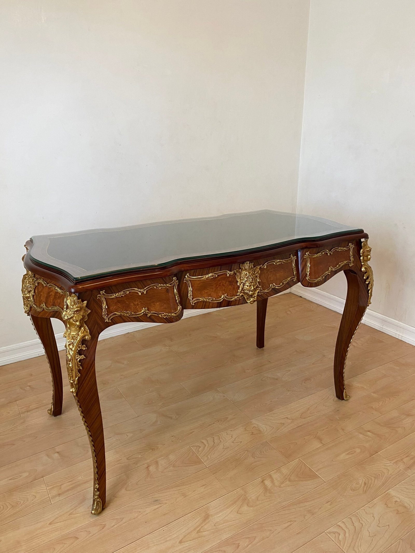 French 18th century Louis XV style sans-traverse veneer inlaid leather top palatial Bureau Desk - Image 3