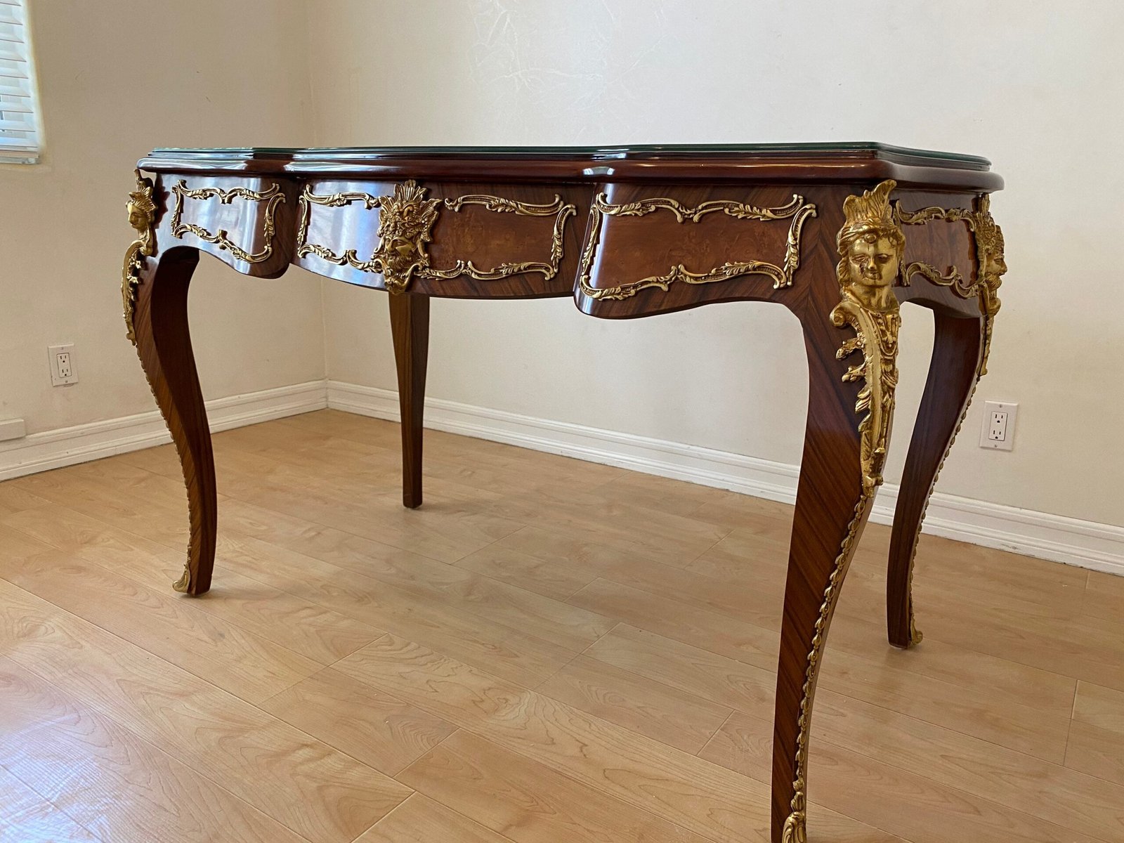 French 18th century Louis XV style sans-traverse veneer inlaid leather top palatial Bureau Desk - Image 4