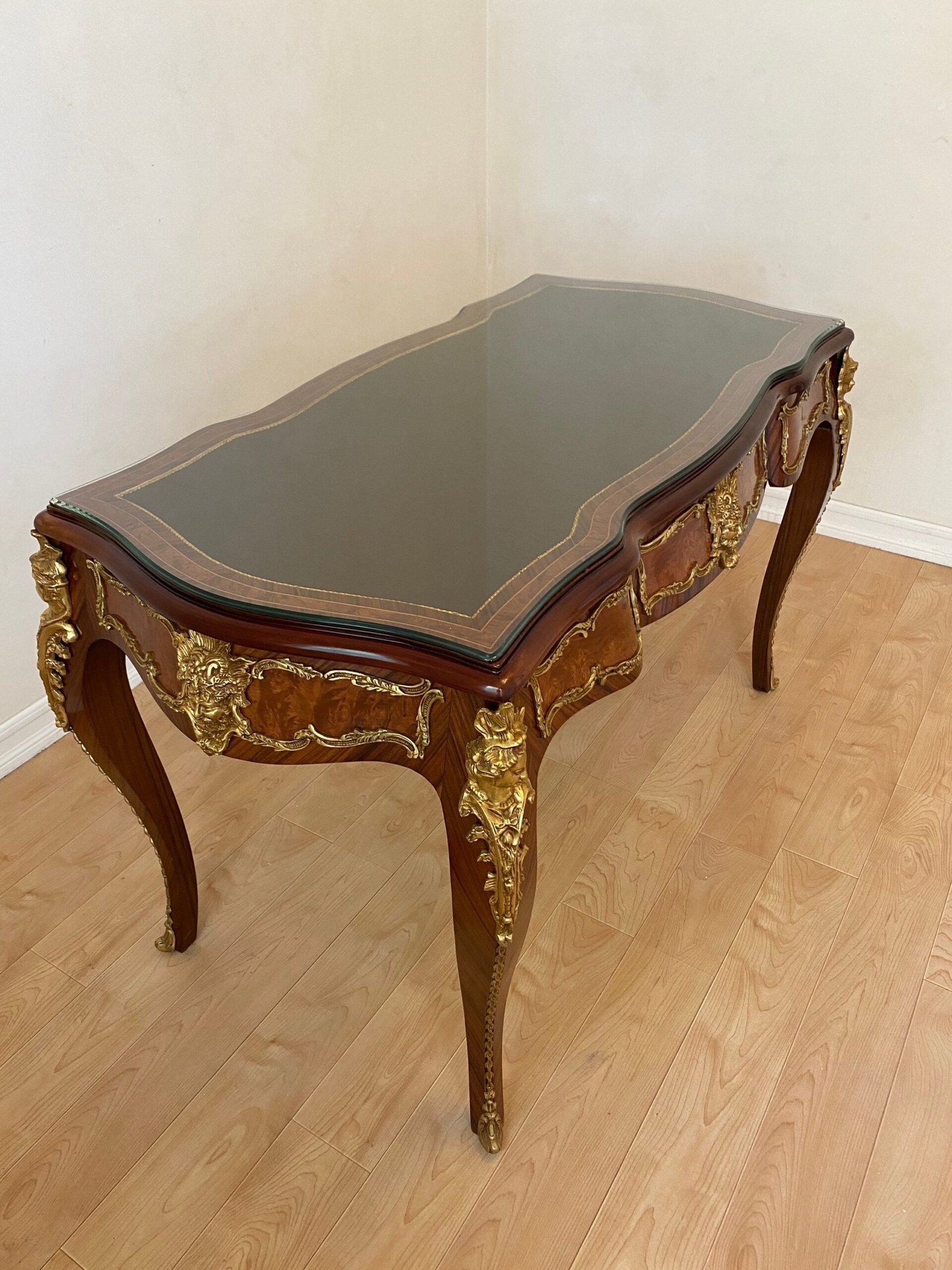 French 18th century Louis XV style sans-traverse veneer inlaid leather top palatial Bureau Desk - Image 5