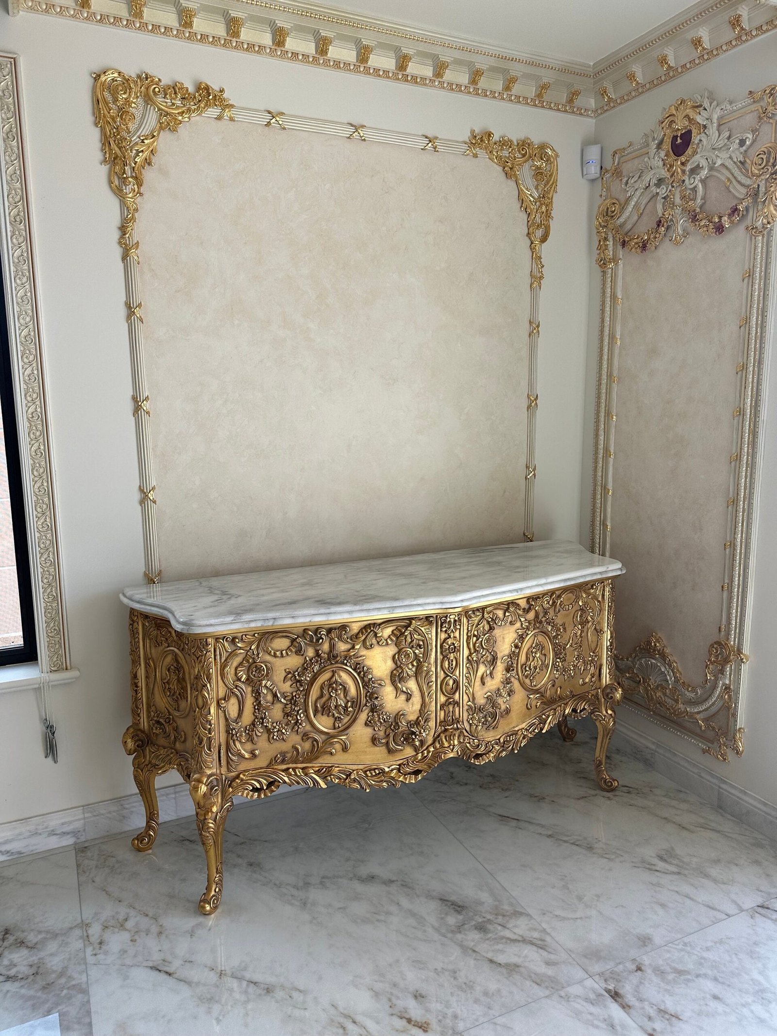 French Louis XV hand carved buffet - 6ft long - Image 6