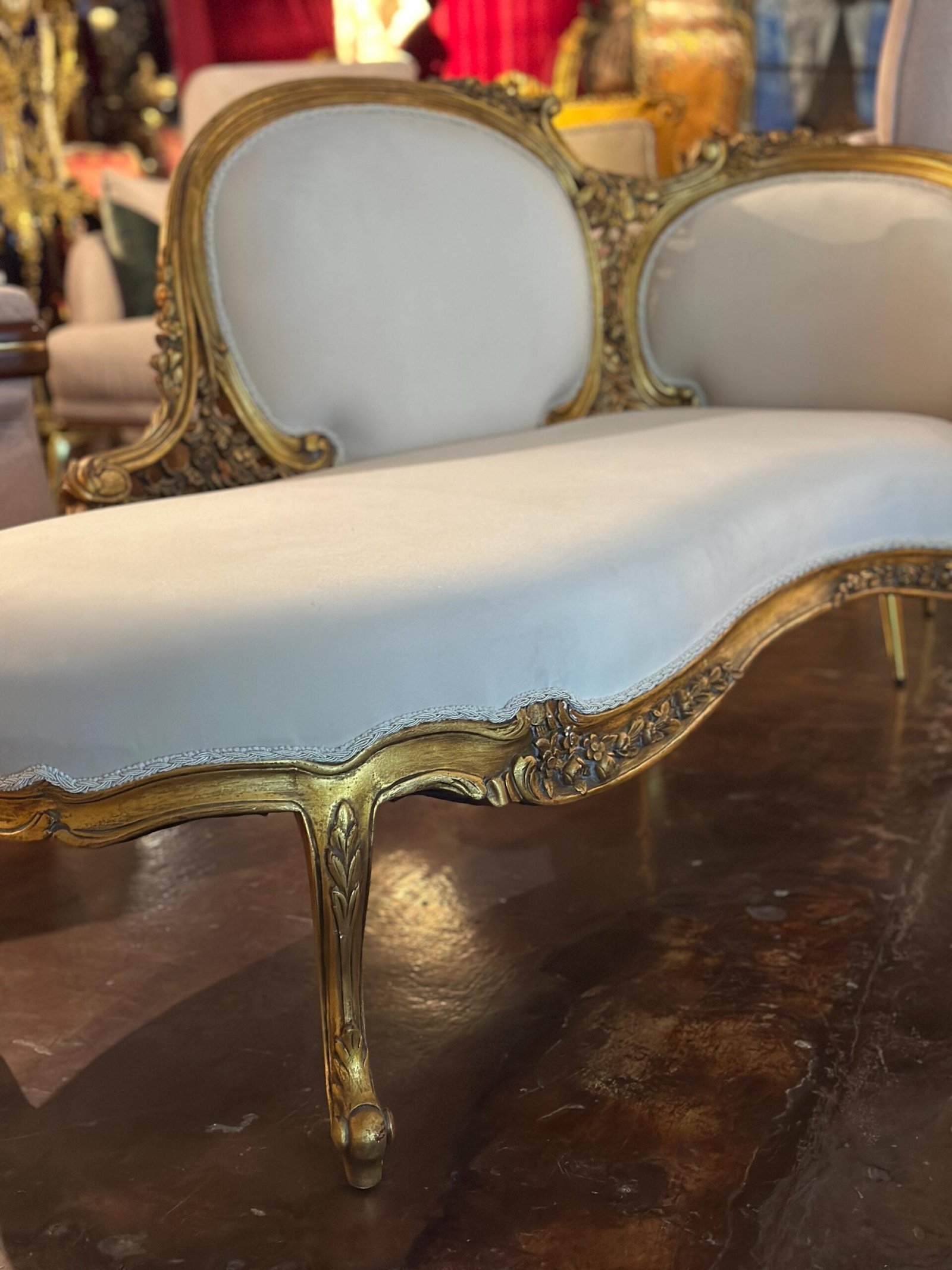 Louis XV French style chaise lounge in gold leaf - Image 5