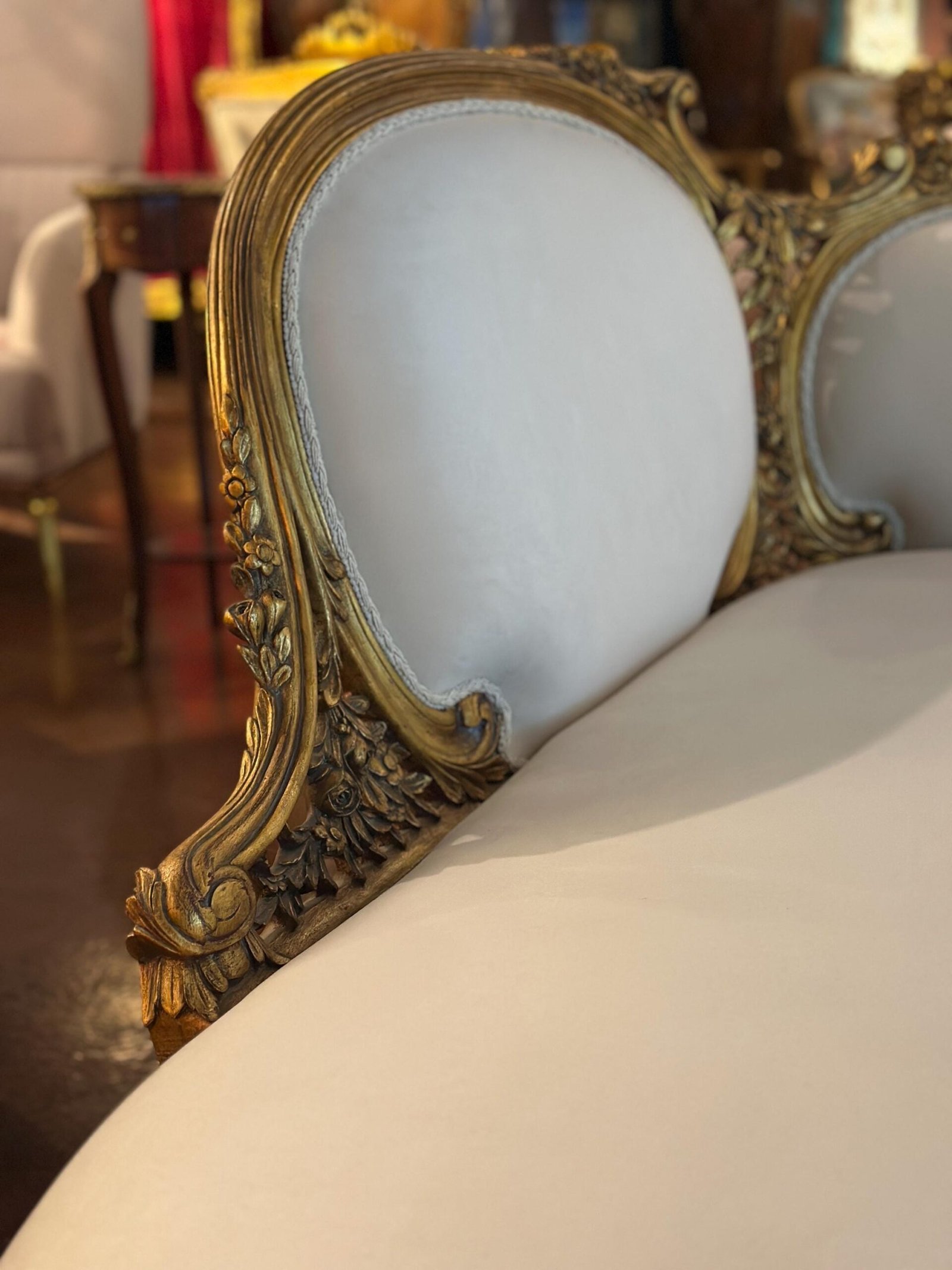 Louis XV French style chaise lounge in gold leaf - Image 8