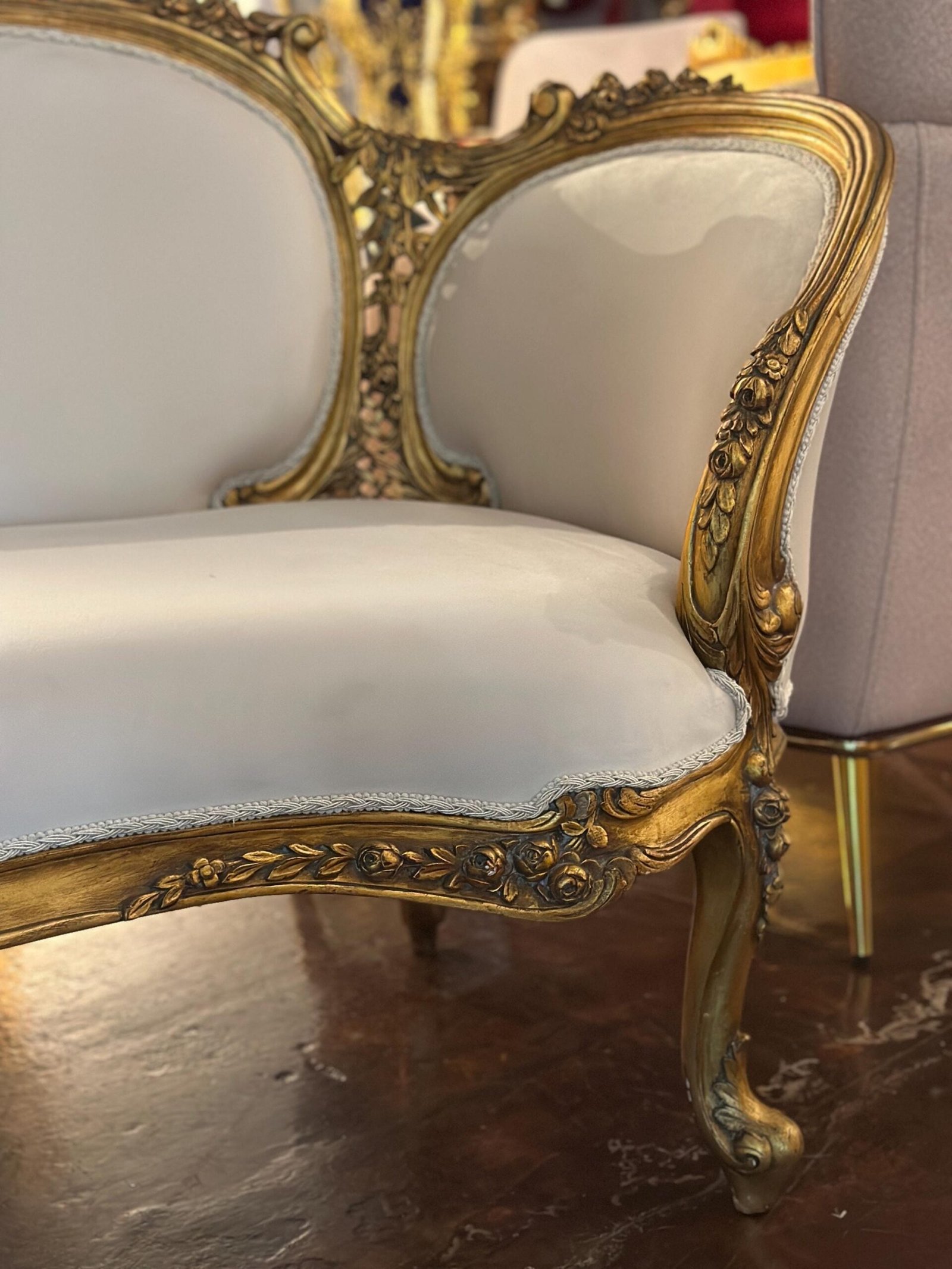 Louis XV French style chaise lounge in gold leaf - Image 3