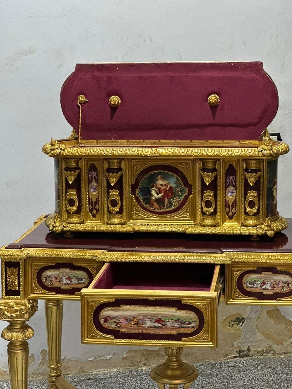 Exquisite French-Style Gilded Jewelry Casket WITH Matching Console Table – Hand-Painted Porcelain & Bronze Figurines - Image 4