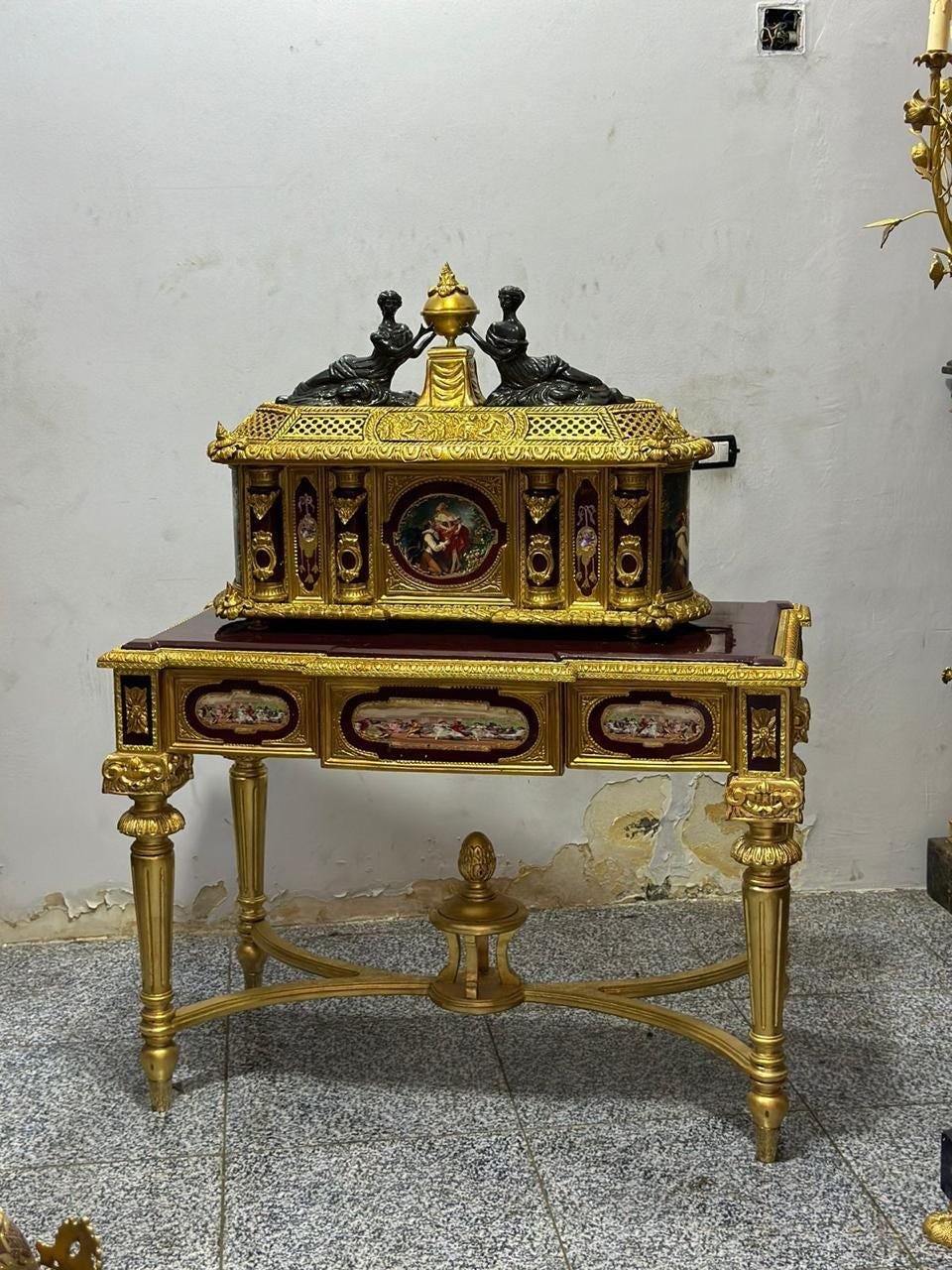 Exquisite French-Style Gilded Jewelry Casket WITH Matching Console Table – Hand-Painted Porcelain & Bronze Figurines - Image 5