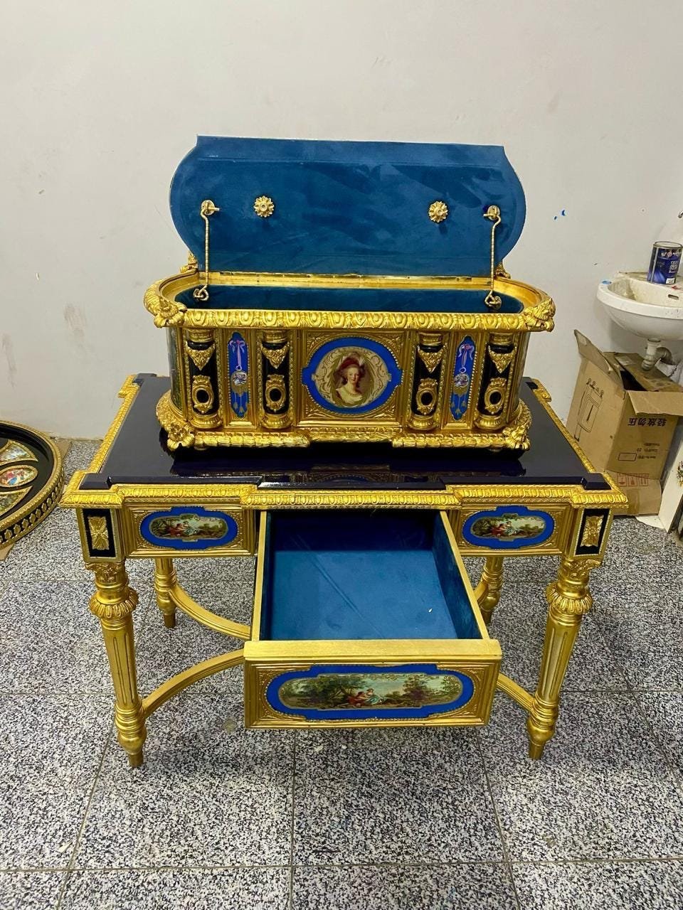 Exquisite French-Style Gilded Jewelry Casket WITH Matching Console Table – Hand-Painted Porcelain & Bronze Figurines - Image 6